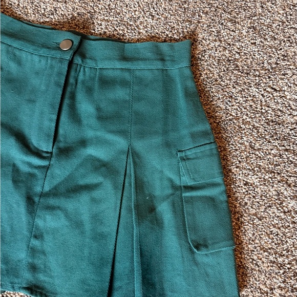 Green Pleated Mini Skirt / Skorts with Pockets - Picture 2 of 7